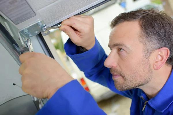 Skilled Technicians Offering Garage Door Repair in Denver