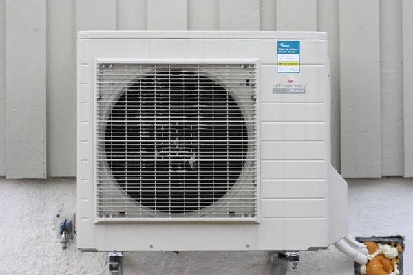 Why Regular Air Conditioning Services Help Maintain System Performance